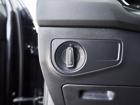 Used 2020 Volkswagen Tiguan SE FWD image 32