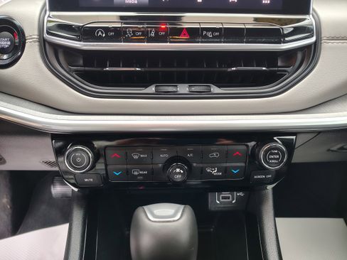 Certified 2024 Jeep Compass Limited image 32