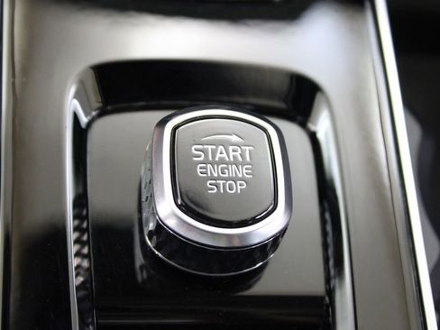 Certified 2025 Volvo XC90 B6 Plus image 12