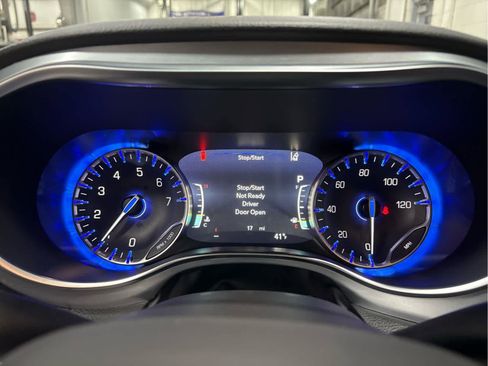 New 2026 Chrysler Pacifica Limited w/ Uconnect Theater Family Group FWD image 7