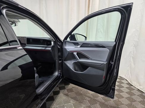 Certified 2025 Volkswagen Tiguan SE w/ Panoramic Sunroof Package image 33