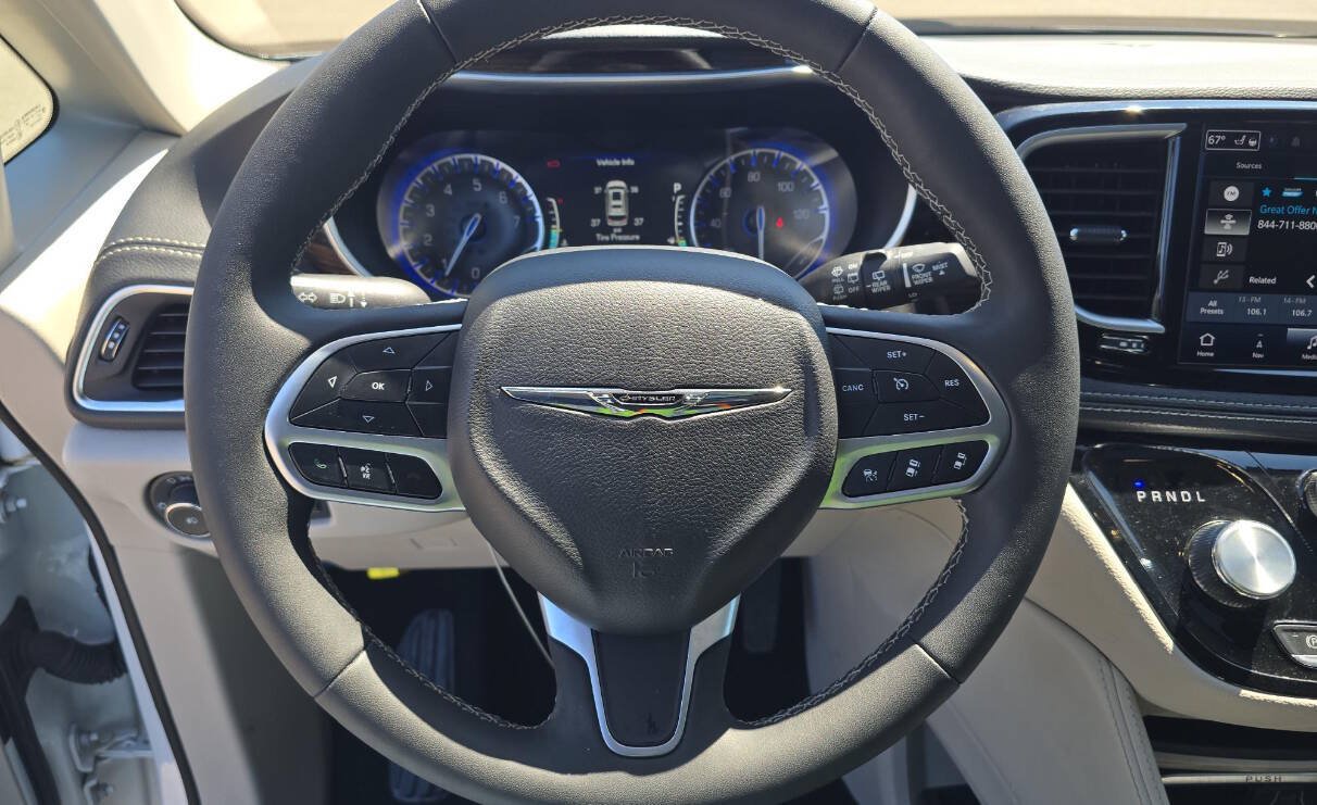 Used 2024 Chrysler Pacifica Limited FWD image 14