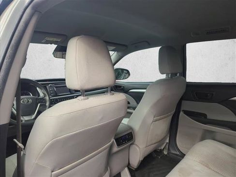 Used 2019 Toyota Highlander LE FWD image 19