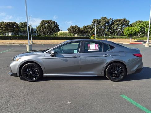 Used 2025 Toyota Camry SE FWD image 9