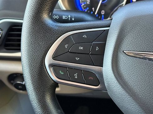 Used 2020 Chrysler Pacifica Touring image 32