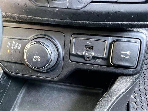 Used 2019 Jeep Renegade Latitude w/ Cold Weather Group AWD/4WD image 25