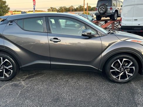 Used 2019 Toyota C-HR XLE image 4