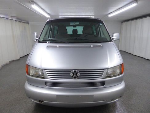 Used 2002 Volkswagen Eurovan MV FWD image 2