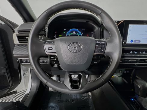 Used 2025 Toyota Camry SE FWD image 18
