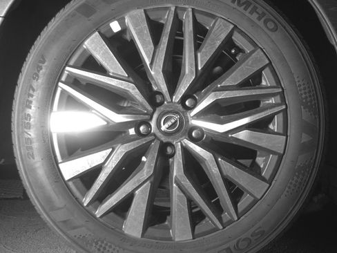 Used 2025 Nissan Altima 2.5 SV FWD image 15