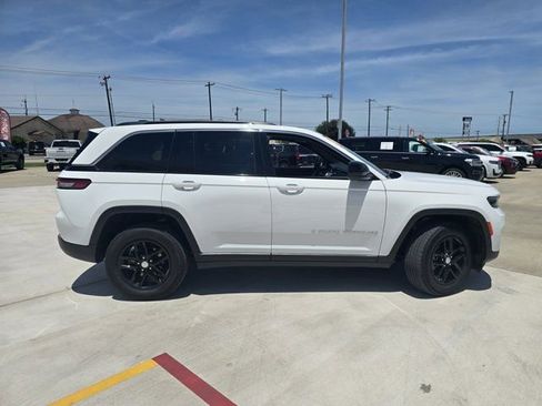 Used 2025 Jeep Grand Cherokee Laredo X w/ Luxury Tech Group I AWD/4WD image 2