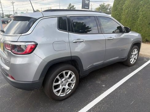 Used 2022 Jeep Compass Latitude AWD/4WD image 3