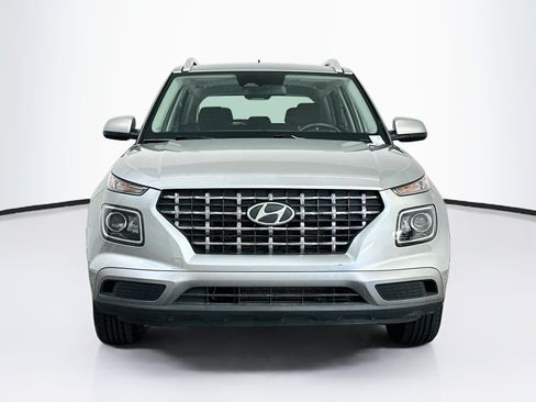 Used 2025 Hyundai Venue SEL FWD image 2