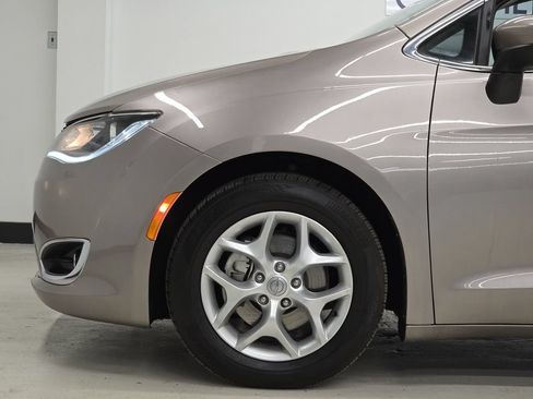 Used 2017 Chrysler Pacifica Touring Plus w/ Tire & Wheel Group FWD image 41