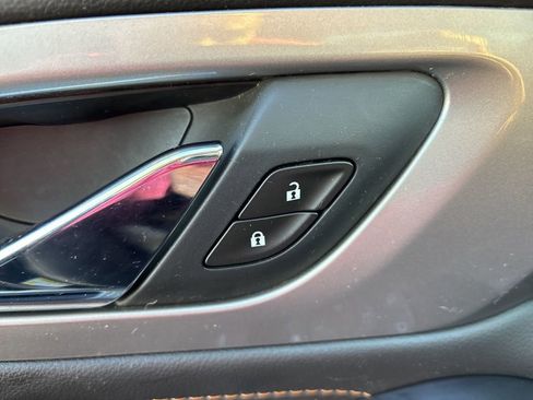 Used 2020 Chevrolet Traverse LT image 17