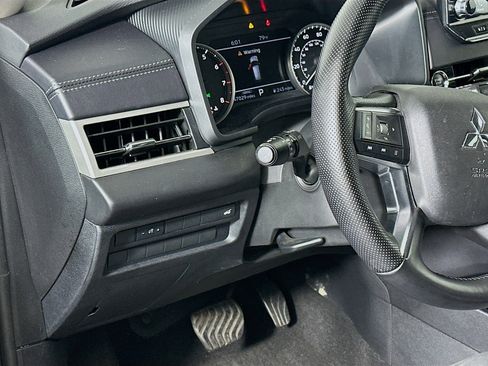 Used 2024 Mitsubishi Outlander SE image 17