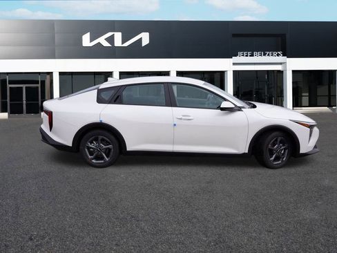 New 2025 Kia K4 LXS image 2