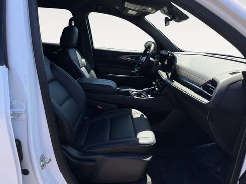 Used 2025 Chevrolet Traverse LT FWD image 19