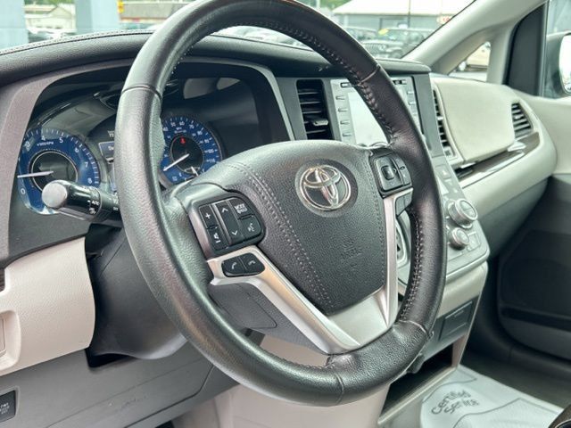Used 2020 Toyota Sienna XLE FWD image 38