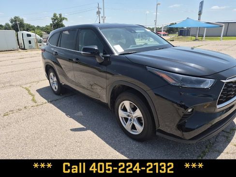 Used 2024 Toyota Highlander LE FWD image 18