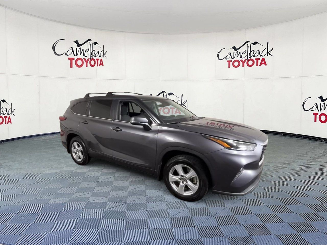 Used 2023 Toyota Highlander LE AWD/4WD image 2