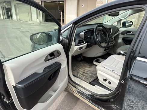 Used 2021 Chrysler Pacifica Touring-L AWD/4WD image 15