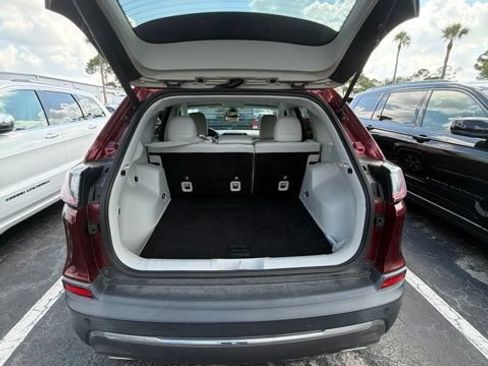 Used 2019 Jeep Cherokee Limited FWD image 5