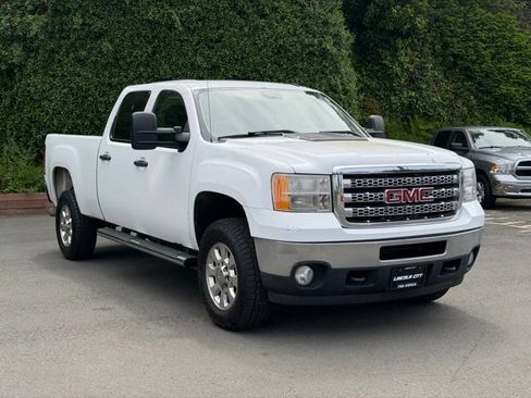 Used 2014 GMC Sierra 2500 SLE w/ SLE Preferred Package AWD/4WD image 3
