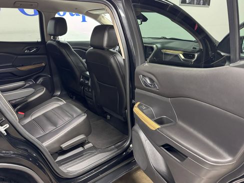 Used 2019 GMC Acadia Denali image 17