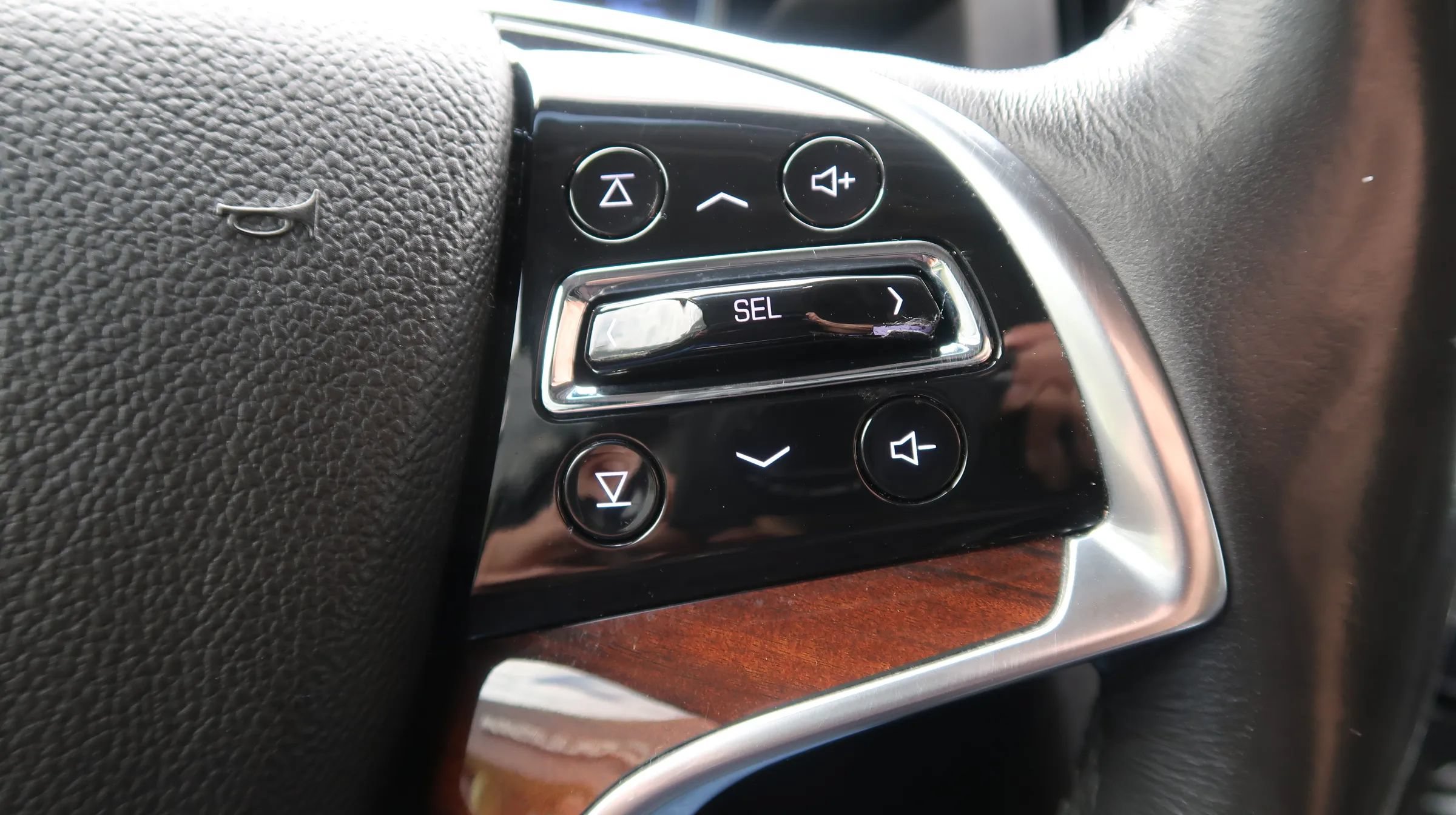 Used 2018 Cadillac Escalade Premium Luxury AWD/4WD image 40