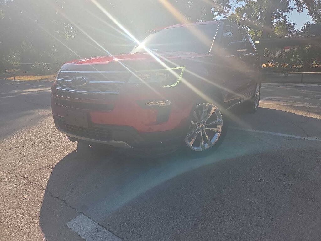 Used 2018 Ford Explorer XLT w/ Equipment Group 202A FWD image 2