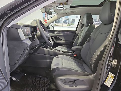 New 2026 Volkswagen Tiguan SE FWD image 17