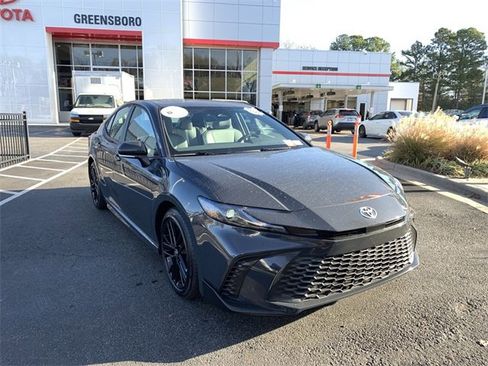 Used 2025 Toyota Camry SE image 2