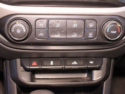 Used 2022 Chevrolet Colorado LT w/ LT Convenience Package image 22