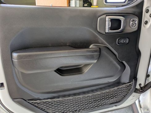 Used 2023 Jeep Wrangler Unlimited Rubicon AWD/4WD image 11