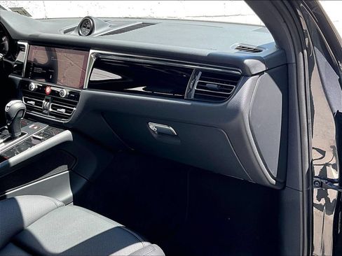 Certified 2026 Porsche Macan AWD/4WD image 19