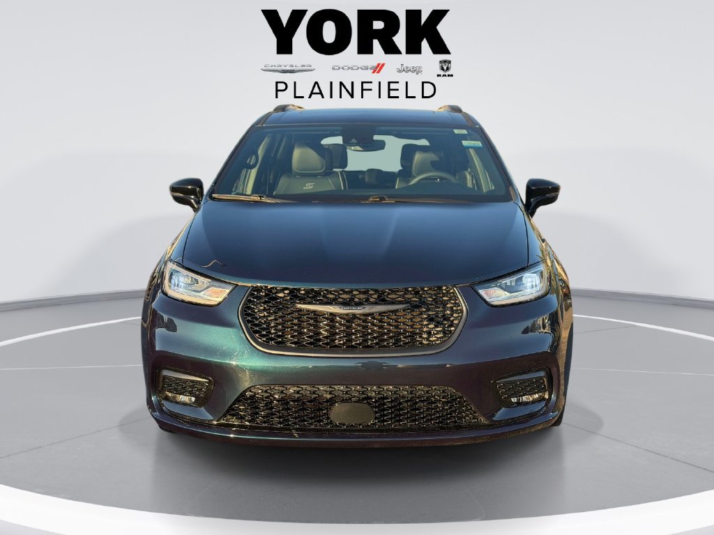 Used 2025 Chrysler Pacifica Limited FWD image 2