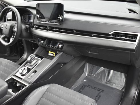 Used 2023 Mitsubishi Outlander SE image 7