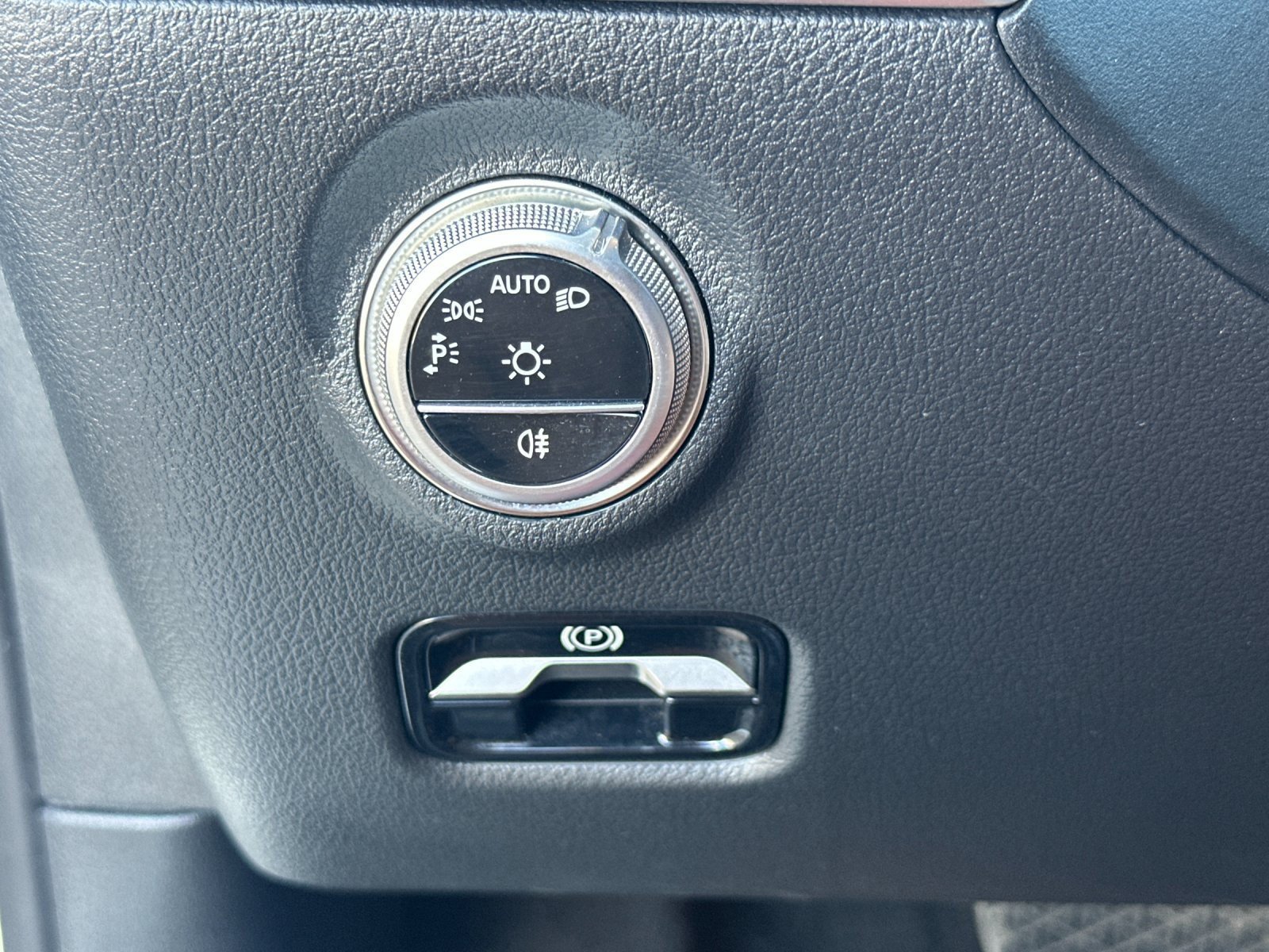 Used 2025 Mercedes-Benz C 300 Sedan image 34