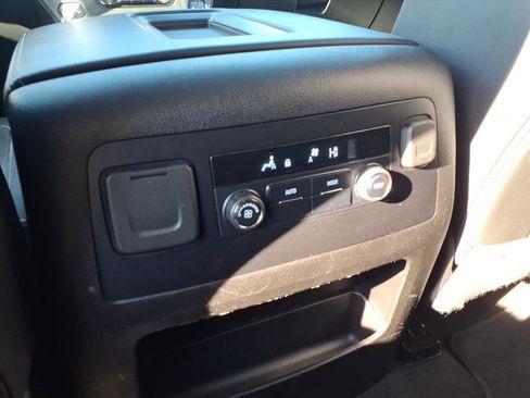 Used 2018 Chevrolet Suburban LT image 16