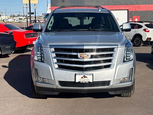 Used 2018 Cadillac Escalade Luxury image 2