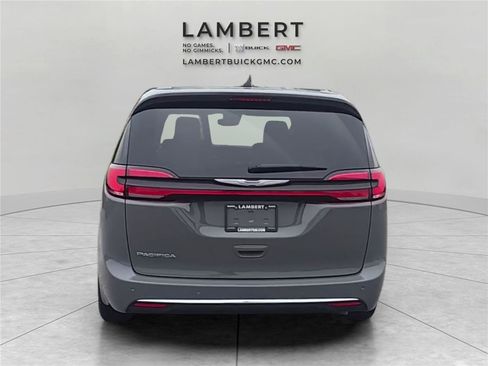 Used 2025 Chrysler Pacifica Select FWD image 4