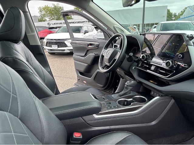 Used 2025 Toyota Highlander Platinum AWD/4WD image 16