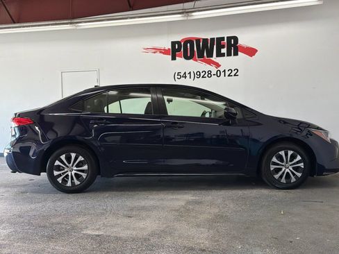 Used 2022 Toyota Corolla LE FWD image 2