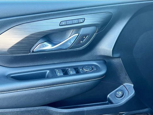 Used 2024 GMC Terrain SLT image 17