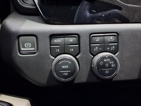 Certified 2025 Chevrolet Silverado 2500 ZR2 AWD/4WD image 28