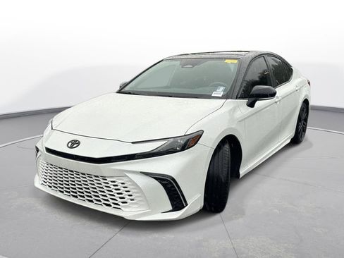 Used 2025 Toyota Camry XSE FWD image 2