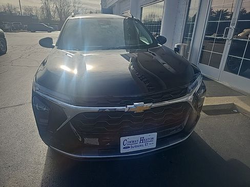 Used 2025 Chevrolet Trax LT w/ LT Convenience Package image 3