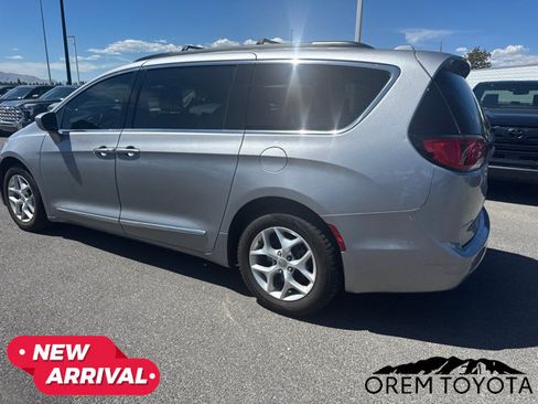 Used 2017 Chrysler Pacifica Touring-L w/ Tire & Wheel Group FWD image 18