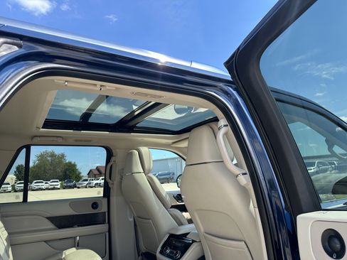 Used 2018 Lincoln Navigator Reserve w/ Technology Package AWD/4WD image 13